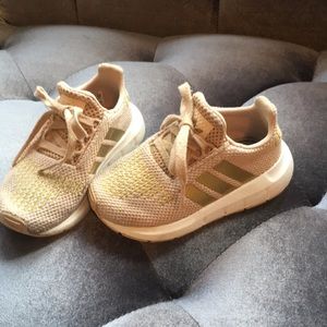 Toddler swift run shoes in size 7K